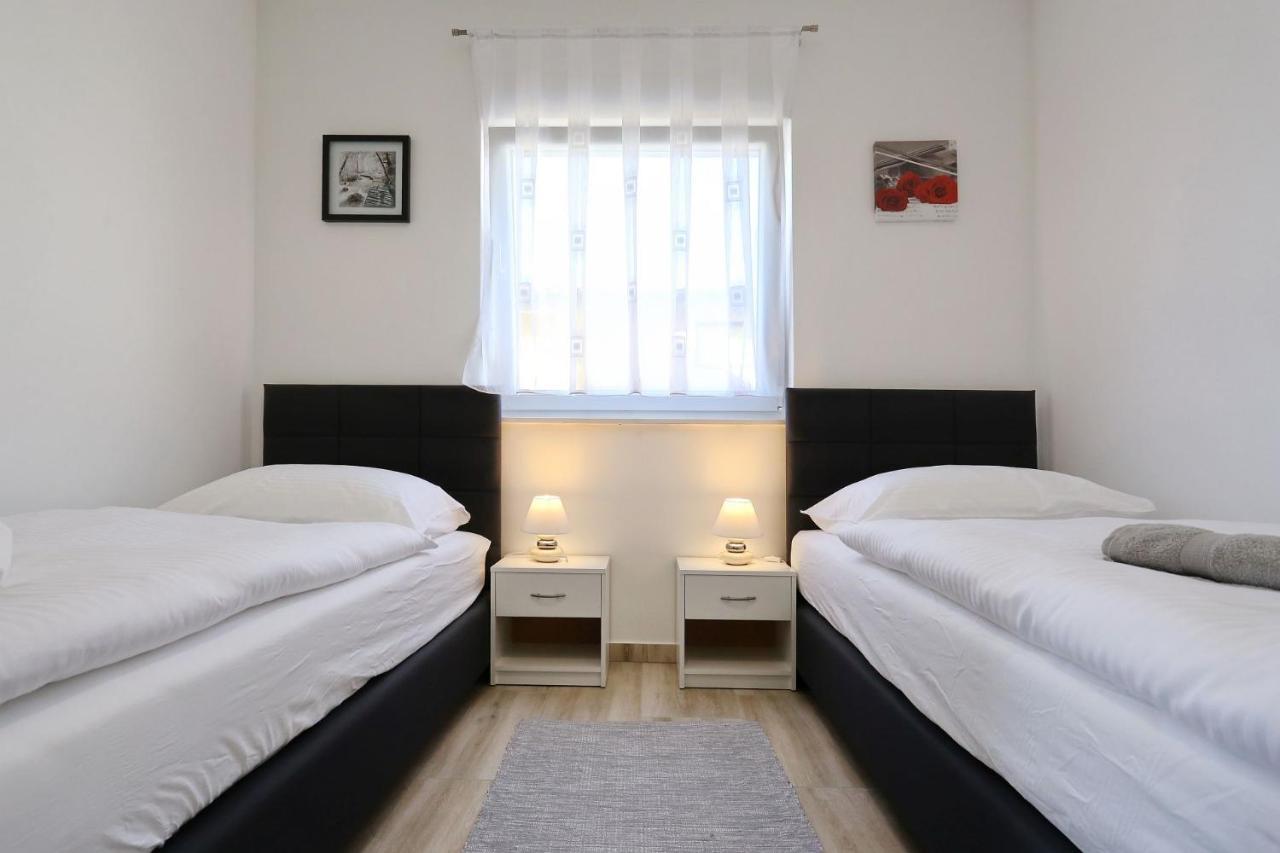 Apartments Lisac Вир Екстер'єр фото