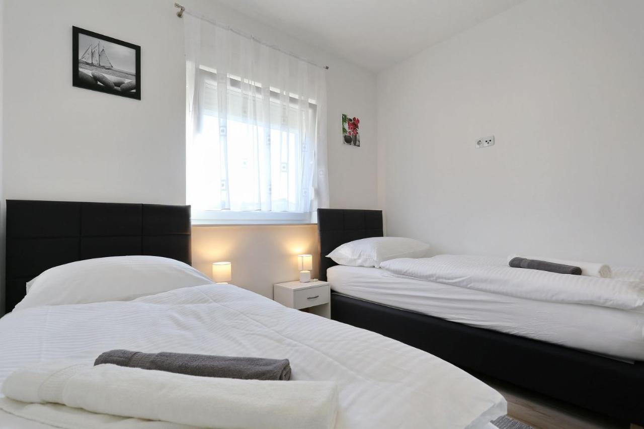 Apartments Lisac Вир Екстер'єр фото